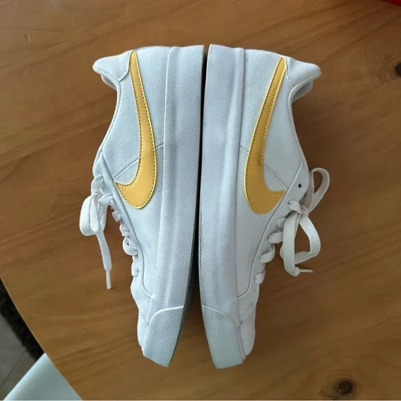 NIKE Court Legacy Low - White Canvas with Yellow/Gold details - Women’s 8.5 - Picture 3 of 9